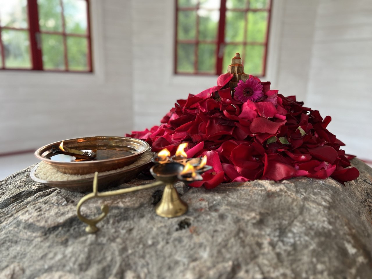 The 10 Cosmic Powers: Tara as Compassion and Inner Courage, and Tripura Sundari as the Source of Cosmic Beauty and Desire